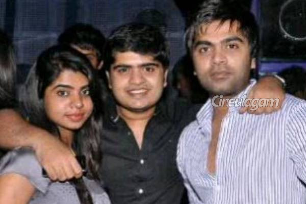 STR சிறுவயதில் தனது தம்பி, தங்கையுடன் இணைந்து தீபாவளி கொண்டாடிய இந்த போட்டோவை பார்த்துள்ளீர்களா? | Simbu Childhodd Photo With Brother And Sister