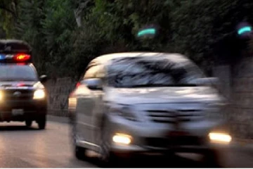 அமைச்சரை தாக்க முயன்ற இளைஞர்கள்