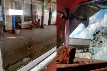 கடும் அதிருப்தியில் சுற்றுலா பயணிகள்: புகையிரதம் மீது கொடூர தாக்குதல்!