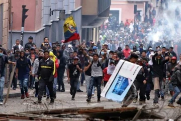 ஈக்வடாரில்  எரிபொருள் விலைக்கு எதிராக டயர்களை எரித்து போராட்டம்!