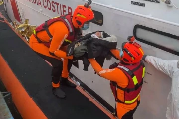 புலம்பெயர்வோர் படகில் பிறந்த குழந்தை... 41 சிறார்களுடன் கடலில் தத்தளித்த பலர்