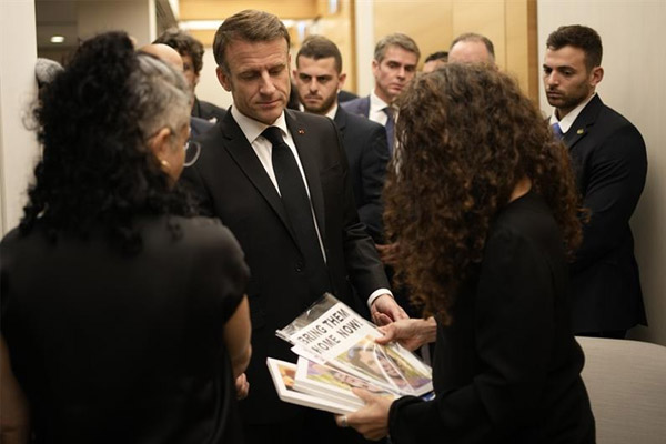 நெதன்யாகுவை சந்திக்க இஸ்ரேல் சென்ற அதிபர் மேக்ரான்! | French President Emmanuel Macron Arrives In Israel