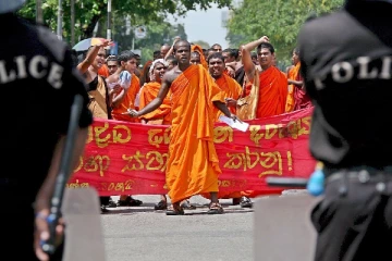 மீண்டுமொரு புரட்சிக்கு தயாராகிறதா தென்னிலங்கை - பெருமளவில் திரண்ட பிக்குகள்!