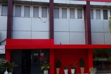 பிரபல வங்கியொன்றினுள் கத்திக்குத்து தாக்குதல்! சந்தேகநபர் தப்பியோட்டம்