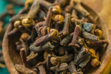 இரவில் தூங்கும் முன்பு வெதுவெதுப்பான நீருடன் 2 கிராம்பு சாப்பிட்டால் என்ன நடக்கும் தெரியுமா? இதை முழுசா படிங்க!