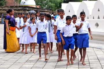 இறுதி தவணைக்குள் பாடசாலை மாணவர்களுக்கு சீருடை   வழங்க யோசனை