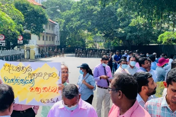 சுற்றிவளைக்கப்படும் கொழும்பு! பல வீதிகள் முடக்கம் - மறிக்கப்பட்டது ஜனாதிபதி செயலகத்திற்கு செல்லும் பிரதான வீதி (Video)