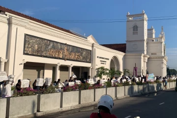 கொழும்பின் பல பகுதிகளில் வீதிக்கு இறங்கியுள்ள மக்கள்! பாதுகாப்பு கடமைகளில் பொலிஸார் (Video)