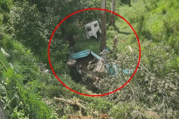 100 அடி பள்ளத்தில் பாய்ந்து லொறி விபத்து; இராண்டாக பிளப்பு!