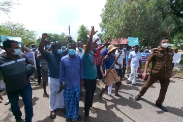 மட்டக்களப்பு நகரை முடக்கி மாபெரும் முற்றுகையில் விவசாயிகள்!