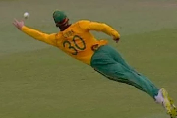 சூப்பர்மேனாக மாறிய இளம் வீரர்! ஒற்றைக் கையால் தாவிப் பிடித்த கேட்ச்..வைரலாகும் வீடியோ