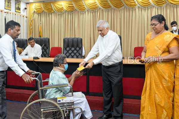 வடக்கில் மீள்குடியேற்ற மக்களுக்கு நிதி உதவி - காணி உறுதிப் பத்திரங்கள் கையளிப்பு | Land Deed Give Displaced Families In The North