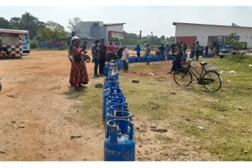 முல்லைத்தீவில் சமையல் எரிவாயுவிற்காக காத்திருந்த மக்கள் கூட்டம்(Photos)