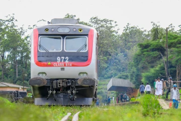 தடம் புரண்டது பொடி மெனிகே புகையிரதம்