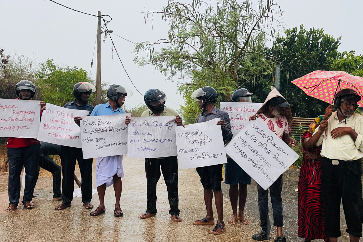 ஆபத்தான கழிவுகளை கொட்டாதே! கீரிமலையில் கொட்டும் மழையிலும் போராட்டம் | Protest In Keerimalai Despite Pouring Rain ஆபத்தான கழிவுகளை கொட்டாதே! கீரிமலையில் கொட்டும் மழையிலும் போராட்டம் | Protest In Keerimalai Despite Pouring Rain