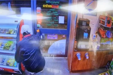 பிரித்தானியாவில் கத்தியை காட்டி திருட முயன்ற இளைஞர்! கடை உரிமையாளரின் துணிச்சல் செயல்:சிசிடிவி