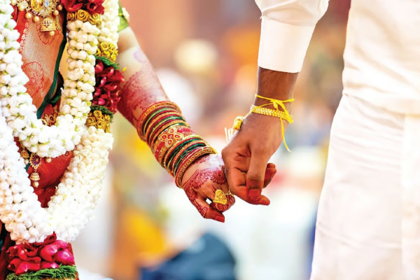 திருமண கோலத்தில் சடலமாக கிடந்த பெண் ; அருகில் கிடந்த ஆண் ; மர்ம மரணத்தால் பரபரப்பு | Hindu Woman Found Dead In Bridal Dress