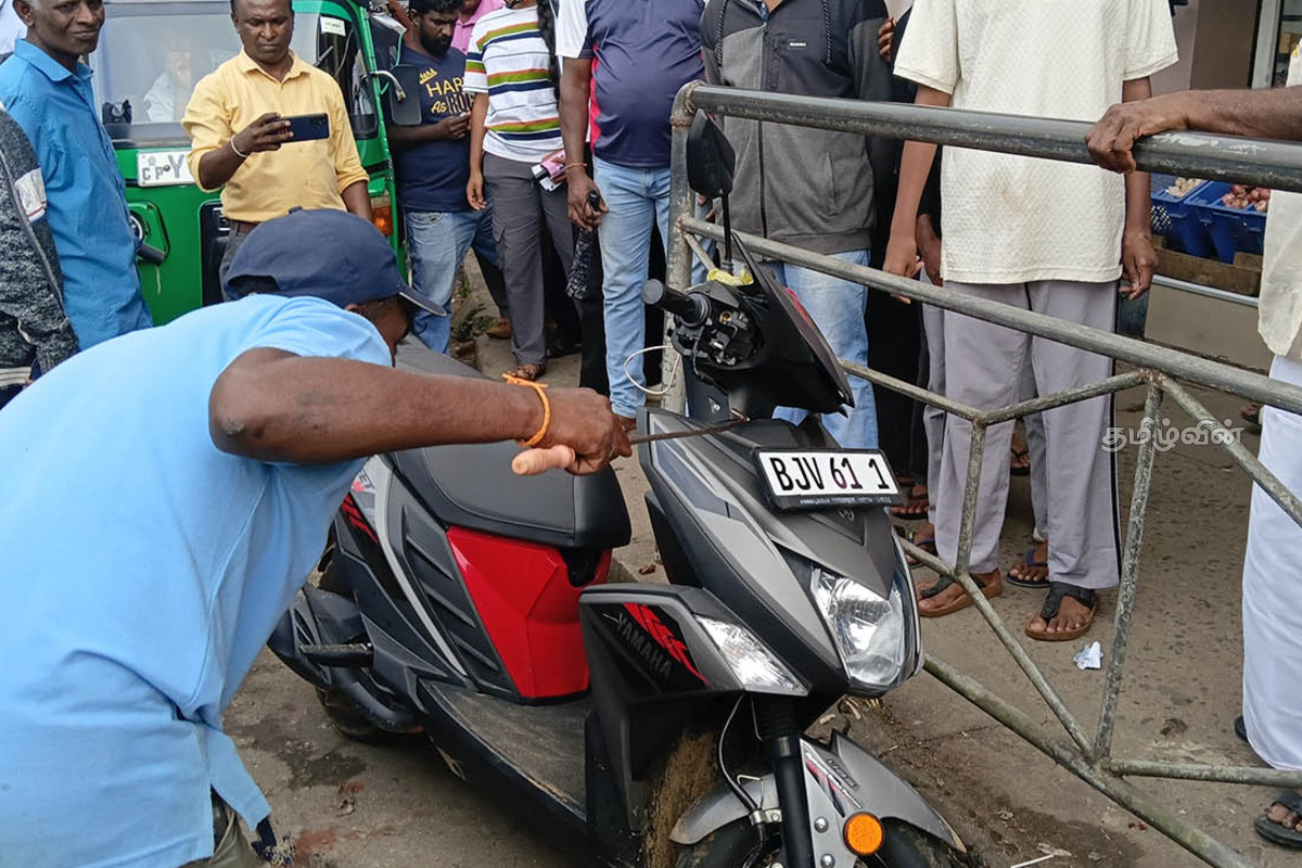 மோட்டார் சைக்கிளின் பாதுகாப்பு கவசத்திற்குள் புகுந்த பாம்பு..! பதறிப்போன உரிமையாளர் | Snake Enters Motorcycle S Protective Shield மோட்டார் சைக்கிளின் பாதுகாப்பு கவசத்திற்குள் புகுந்த பாம்பு..! பதறிப்போன உரிமையாளர் | Snake Enters Motorcycle S Protective Shield
