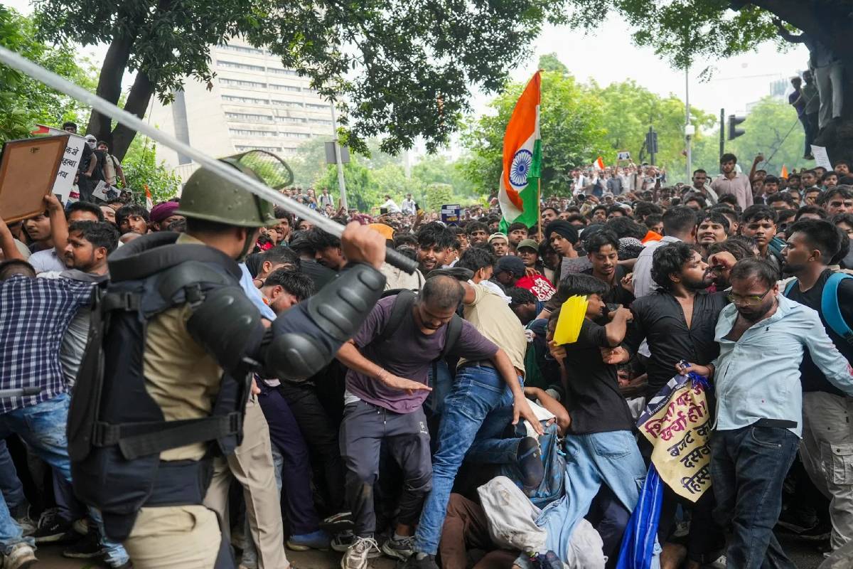தமிழ்நாட்டிலும் பரவும் நீட் எதிர்ப்பு போராட்டம் - கல்லூரிக்கு சென்று கைது செய்யும் காவல்துறை | Police Arrested Anti Neet Protesters In Tamilnadu தமிழ்நாட்டிலும் பரவும் நீட் எதிர்ப்பு போராட்டம் - கல்லூரிக்கு சென்று கைது செய்யும் காவல்துறை | Police Arrested Anti Neet Protesters In Tamilnadu