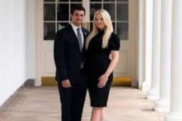 வெள்ளை மாளிகையில் கடைசி நிமிடத்தில் நடந்த டிரம்ப் மகளின் நிச்சயதார்த்தம்