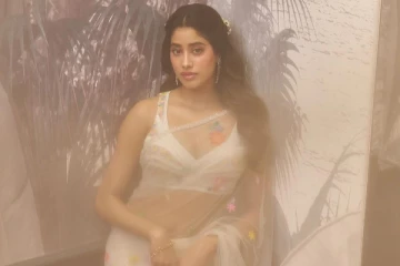 நடிகை ஜான்வி கபூர் ட்ரான்ஸ்பரென்ட் சேலையில் கிளாமர் போஸ்