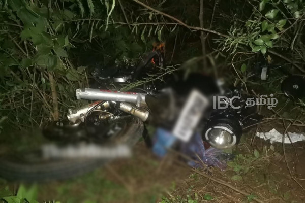 மட்டக்களப்பில் இரவுநேரம் இடம்பெற்ற விபத்து :சம்பவ இடத்தில் ஒருவர் பலி | One Person Died Accident In Batticaloa