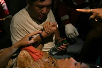 மியான்மார் இடிபாடுகளில் உயிருடன் மீட்கப்பட்ட பெண்!