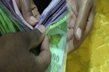 දරුවන් හයකගේ බර දරන "දුප්පත් කම්කරුවෙක්ට" මග වැටුණු මුදල් පසුම්බියක් දැක ඇතිවූ සිතිවිල්ල(PHOTOS)