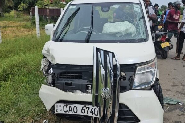 முல்லைத்தீவில் இரு கார் மோதி கோர விபத்து | Two Car Collision In Mullaitivu Serious Accident