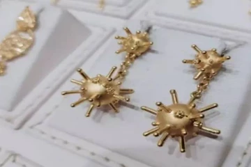 மக்களிடையே மிகுந்த கவனத்தை ஈர்த்த கொரோனா வடிவிலான தங்க காதணிகள்!