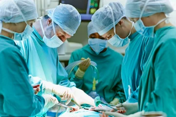 நெஞ்சுவலி என மருத்துவமனையில் சேர்ந்த பாட்டி - முட்டியில் ஆபரேஷன் செய்த டாக்டர்