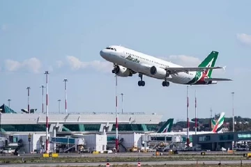 திவாலாகும் பிரபல விமான சேவை நிறுவனம்: போராட்டத்தில் குதிக்கும் ஆயிரக்கணக்கான ஊழியர்கள்