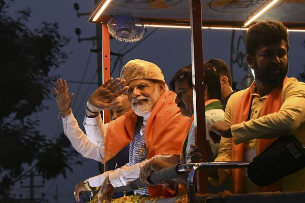 பிரதமர் மோடி மீது செல்போனை விசிறியடித்த பாஜக தொண்டர்! | Cell Phone Thrown At Prime Minister Modi