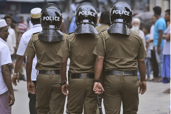 பாடசாலை ஆசிரியையை பாலியல் துன்புறுத்தல் - ஐக்கிய தேசியக்கட்சியின் முன்னாள் பிரதேச சபை உறுப்பினர் கைது | Sexually Abusing A Teacher On The Street