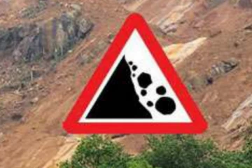 දිස්ත්‍රික්ක දෙකකට නායයෑම් අවදානම් නිවේදන නිකුත් කෙරේ.