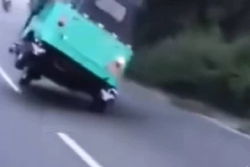 காணொளி ஆதாரத்தால் சிக்கிய முச்சக்கர வண்டி சாகசம் ; போதையில் இரு இளைஞர்கள் கைது