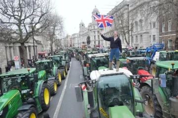 பிரித்தானியாவில் போராட்டத்தில் குதித்த விவசாயிகள்