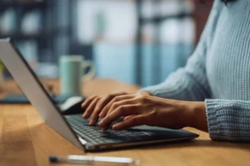 உங்கள் லேப்டாப் சார்ஜ் ஆகவில்லையா.? இதை மட்டும் செய்தால் போதும்