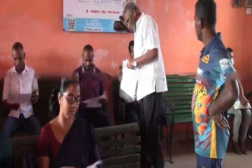 மக்களுக்கு துண்டுப்பிரசுரங்களை வழங்கிய மஹிந்த தேசப்பிரிய