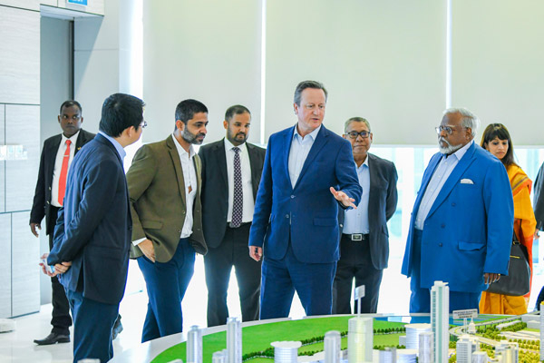 கொழும்பு போர்ட் சிட்டிக்கும் விஜயம் செய்த டேவிட் கமரூன் (Photos) | David Cameron Also Visited Colombo Port City