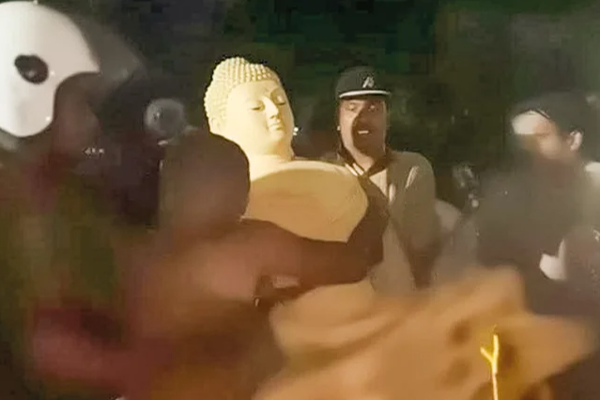 திருகோணமலையில் பௌத்த பிக்குகளை தாக்கிய காவல்துறை குழு மீது முறைப்பாடு! | Complaint Against Police Attacked Buddhist Monks