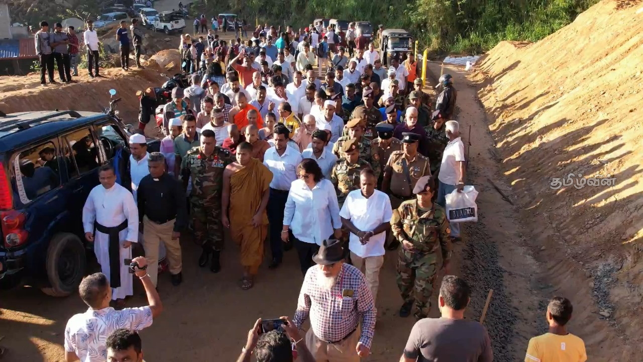 நாவலப்பிட்டி – கண்டி பிரதான வீதி 18 நாட்களுக்கு பின்னர் திறக்கப்பட்டது 4 Gallery