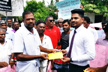 நெல்லிற்கான உத்தேசித்த விலை வேண்டும்: வீதிக்கு இறங்கிய விவசாயிகள் (Photos)