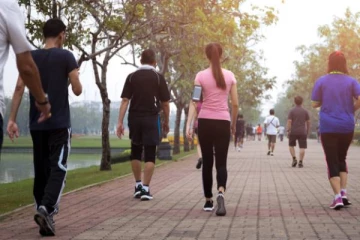 காலை எழுந்தவுடன் நடப்பதால் கிடைக்கும் நன்மைகள் எனென்ன தெரியுமா?