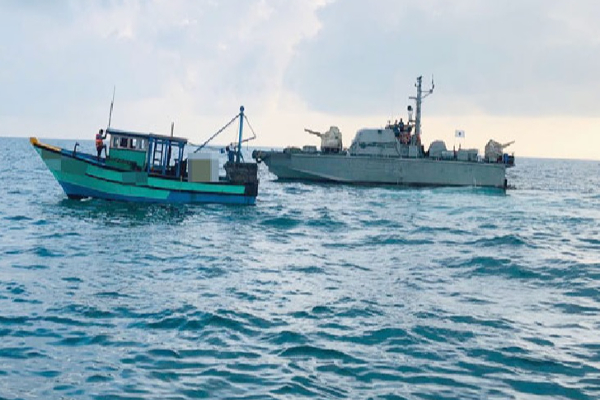 நெடுந்தீவுக்கு அருகில் மீன்பிடித்த இந்திய மீனவர்கள் கைது (Video) | Indian Fishermen Arrested Near Nedundeevu