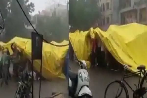 ‘’மழை வந்துட்டா  எடுங்க அந்த தார்ப்பாய் ‘’  : திருமண சடங்கில் நடந்த விநோத சம்பவம் வைரலாகும் வீடியோ - தமிழ்நாடு