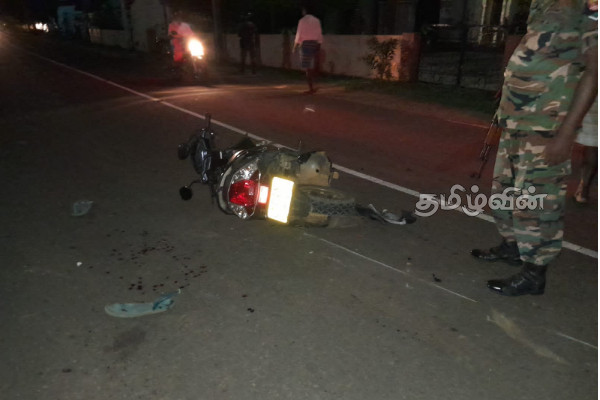 யாழில் விபத்து: இருவர் வைத்தியசாலையில் அனுமதி(Photos) | Accident In Jaffna Area Two Injured