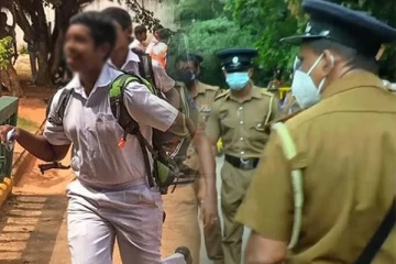 காதல் விவகாரத்தல் நடு வீதியில் கடுமையாக மோதிக் கொண்ட மாணவர்கள்