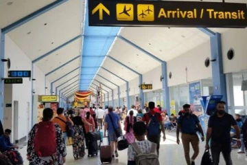 கட்டுநாயக்காவில் பெண்ணுக்கு  உதவிய நபருக்கு  ஏற்பட்ட அதிர்ச்சி சம்பவம்!
