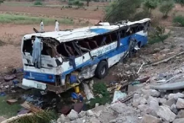 பாகிஸ்தானில் பேருந்து பள்ளத்தில் கவிழ்ந்து விபத்துக்குள்ளானதில் 6 பேர் உயிரிழப்பு